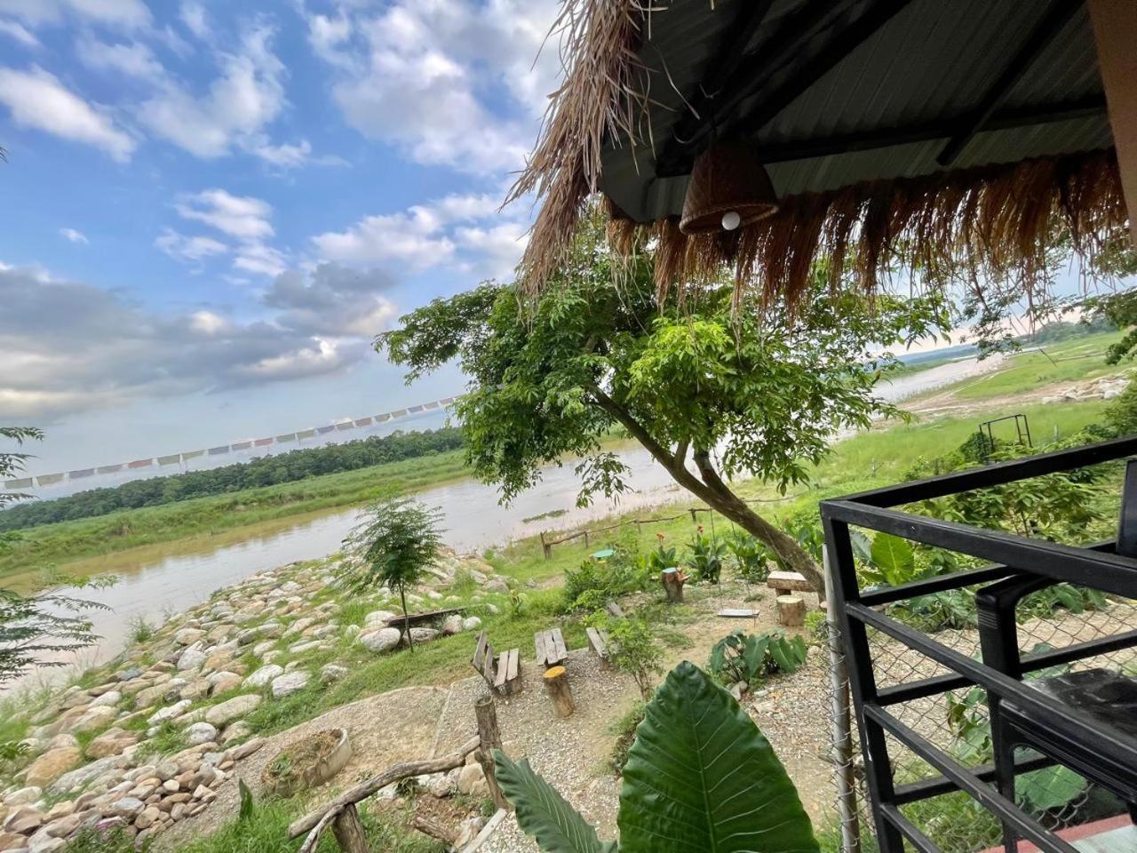 Bamby Chilling House - Feel The Nature Sauraha Exteriér fotografie