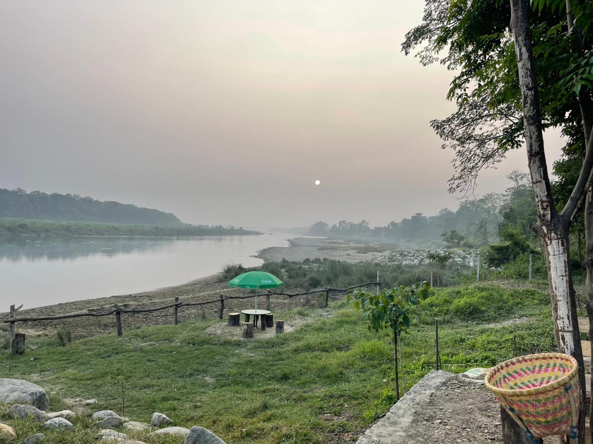 Bamby Chilling House - Feel The Nature Sauraha Exteriér fotografie
