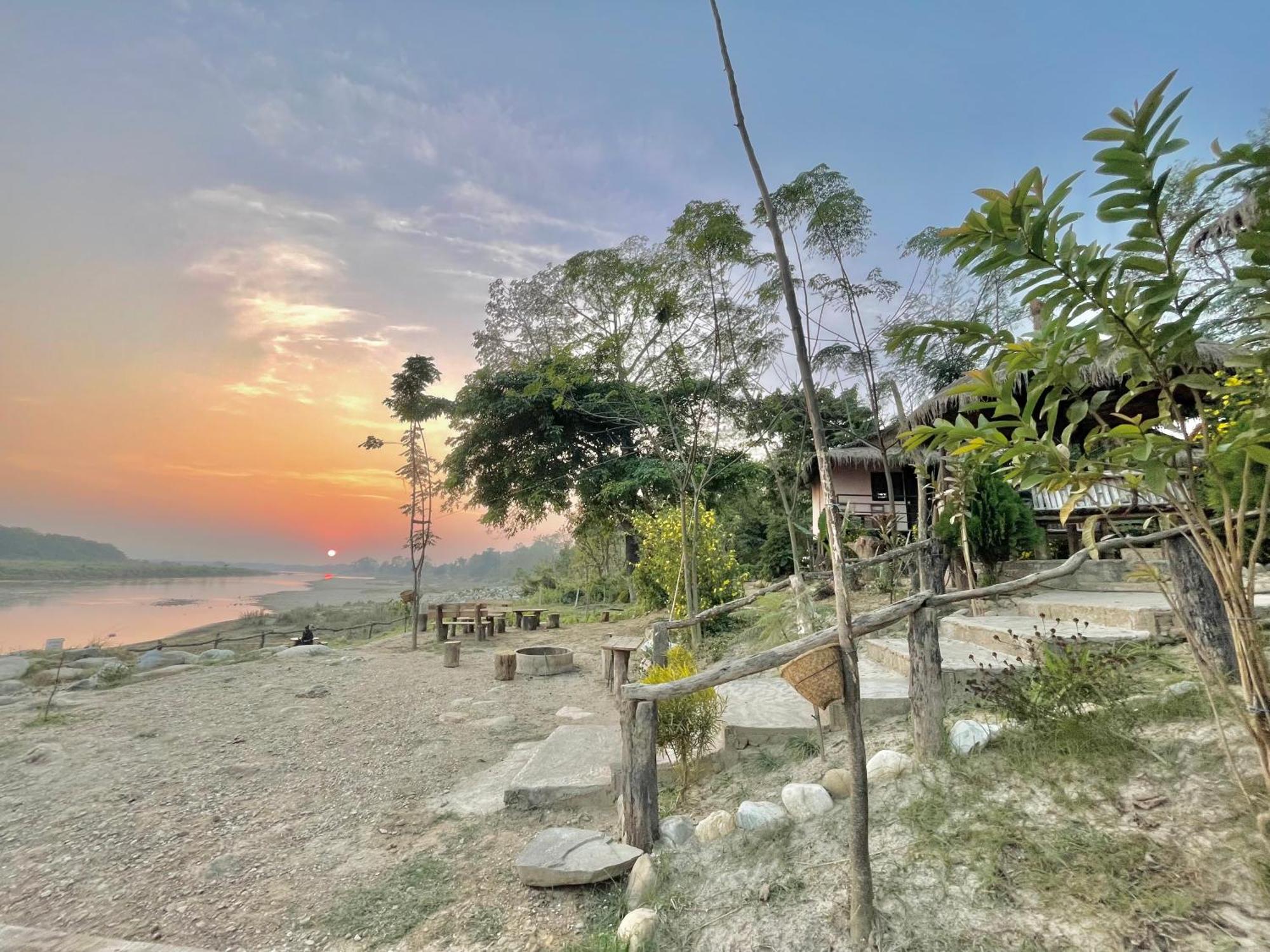 Bamby Chilling House - Feel The Nature Sauraha Exteriér fotografie